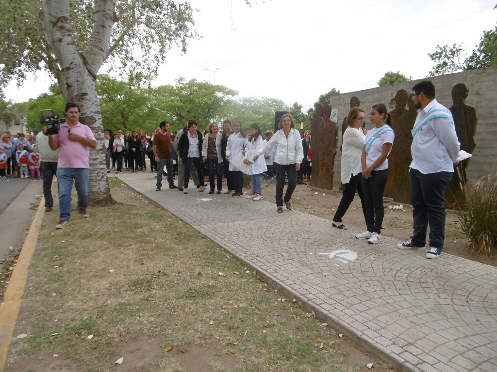 En Las Varillas, el “Nunca Más” se evocó en la plazoleta que recuerda los años trágicos de la Argentina