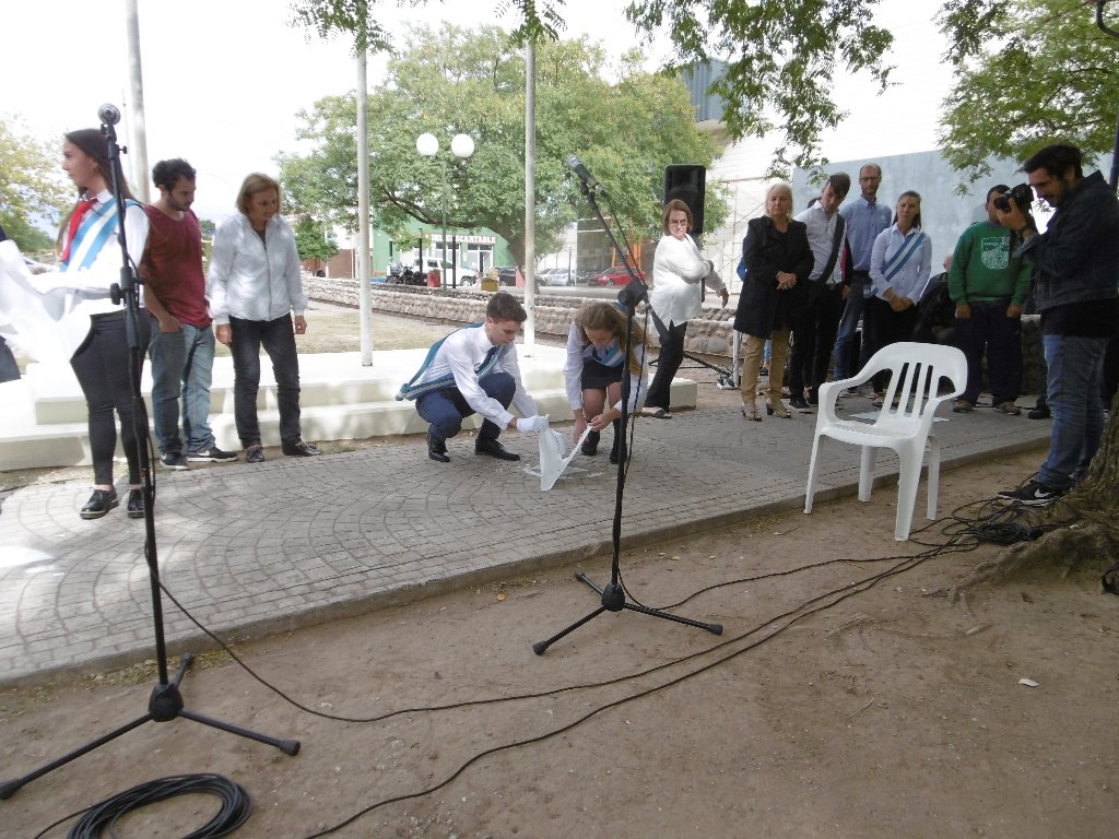 En Las Varillas, el “Nunca Más” se evocó en la plazoleta que recuerda los años trágicos de la Argentina