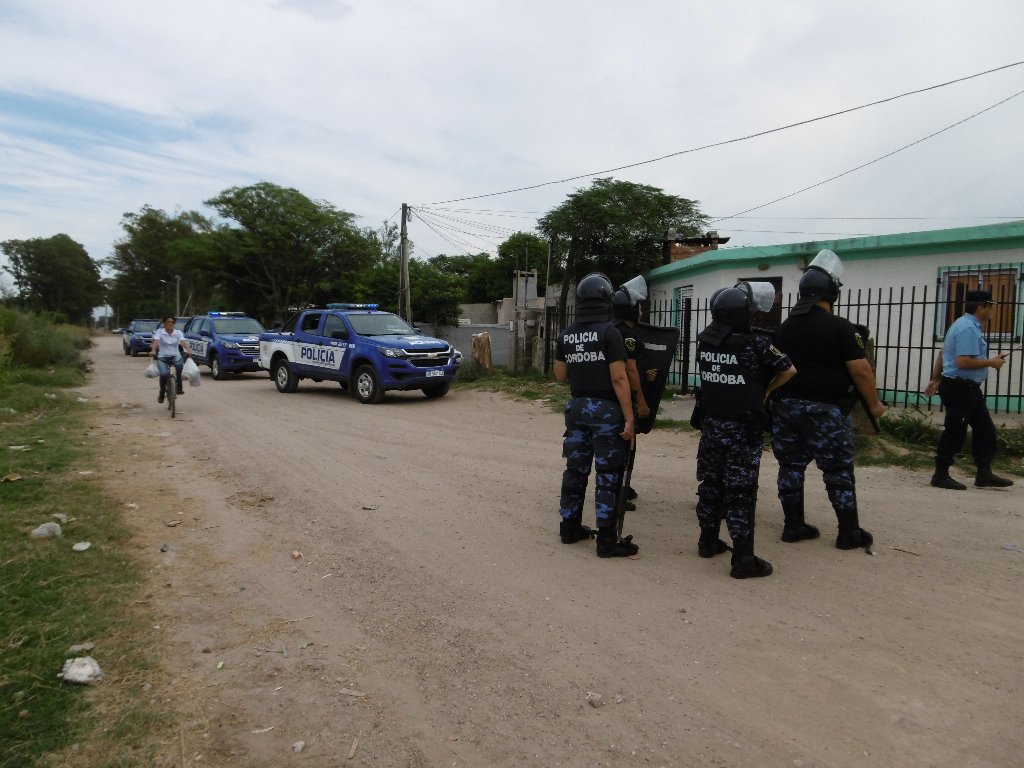 Masivo  procedimiento policial en Barrio Pueblo Chico