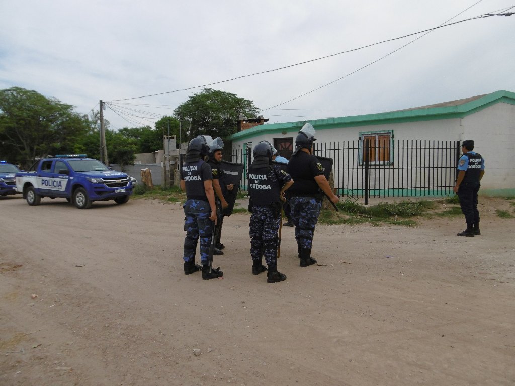 Masivo  procedimiento policial en Barrio Pueblo Chico