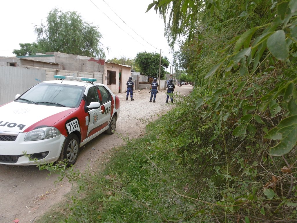 Masivo  procedimiento policial en Barrio Pueblo Chico