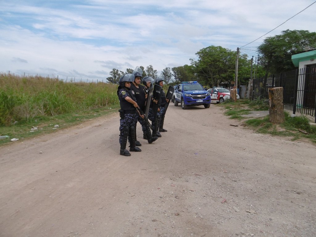 Masivo  procedimiento policial en Barrio Pueblo Chico