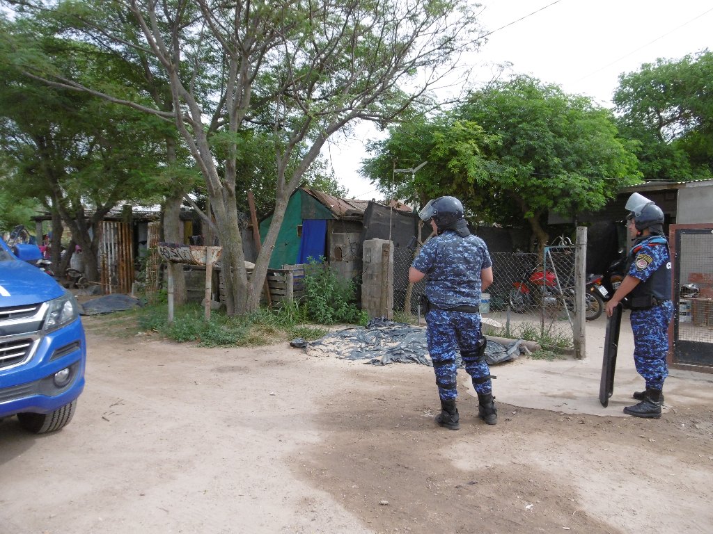 Masivo  procedimiento policial en Barrio Pueblo Chico