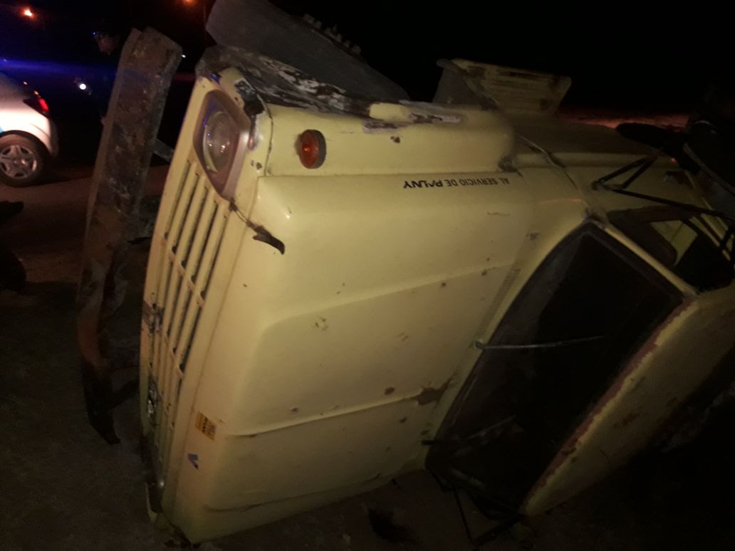 Tumbó un camión cargado con tierra. No hubo lesionados