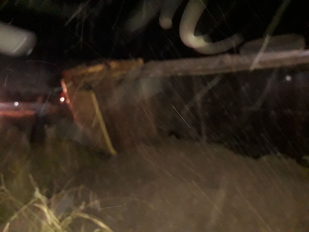 Tumbó un camión cargado con tierra. No hubo lesionados