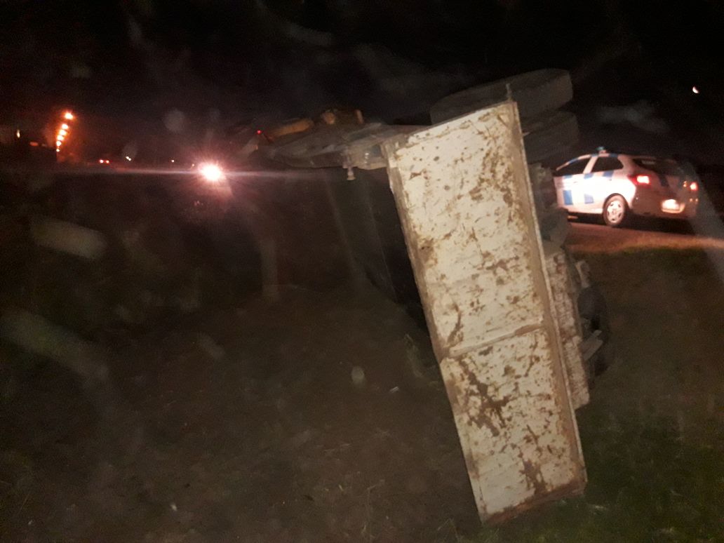 Tumbó un camión cargado con tierra. No hubo lesionados