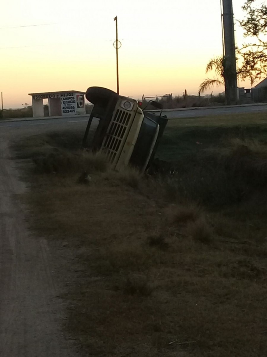 Tumbó un camión cargado con tierra. No hubo lesionados