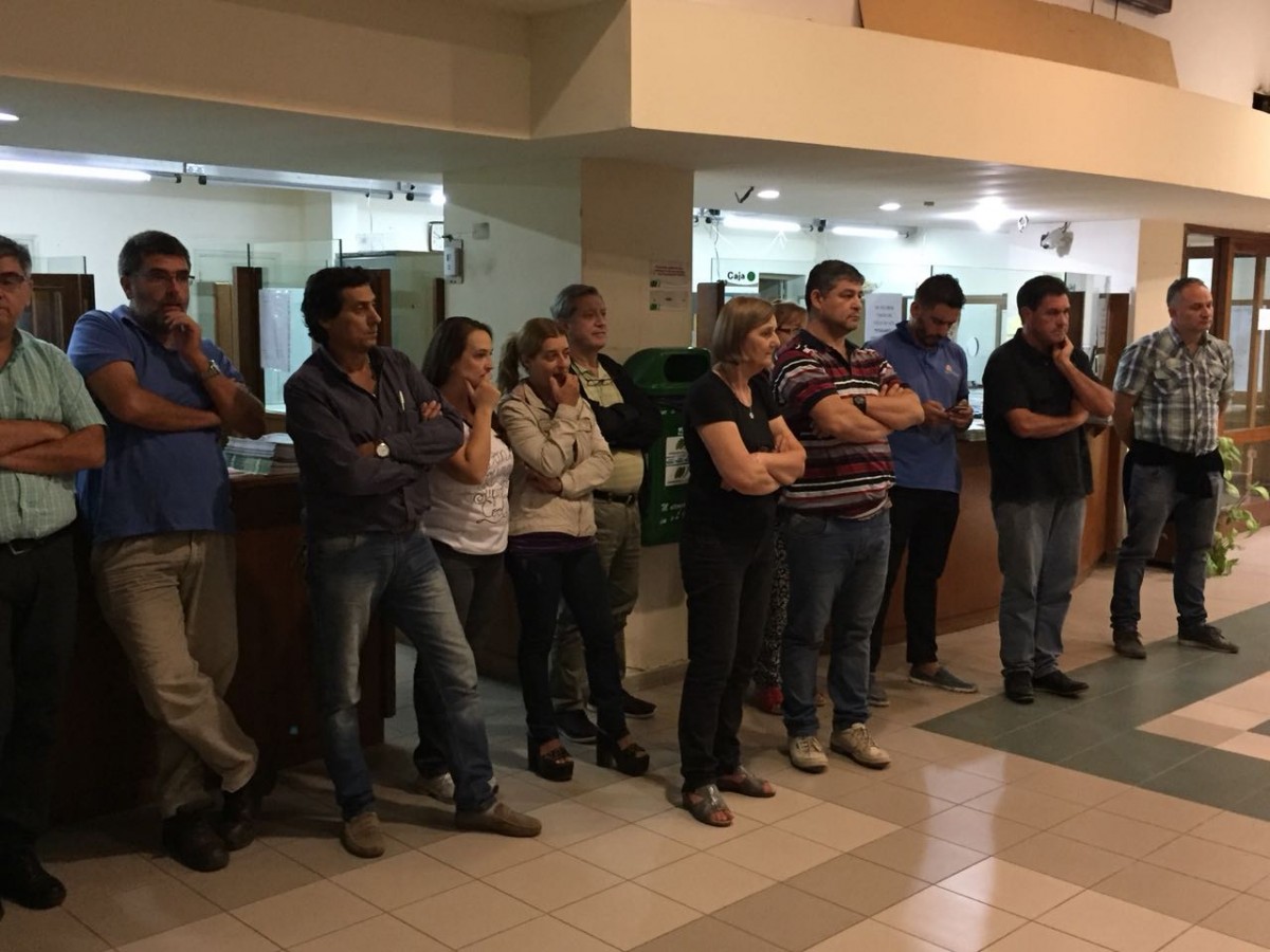 Positiva reunión entre vecinos y consejeros en la Cooperativa