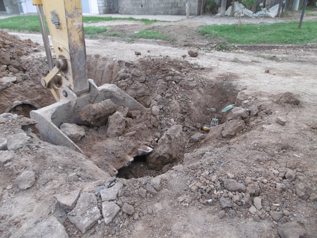 Una máquina de la  empresa que realiza obras de desagüe en Las Varillas rompió accidentalmente un a cañería de gas