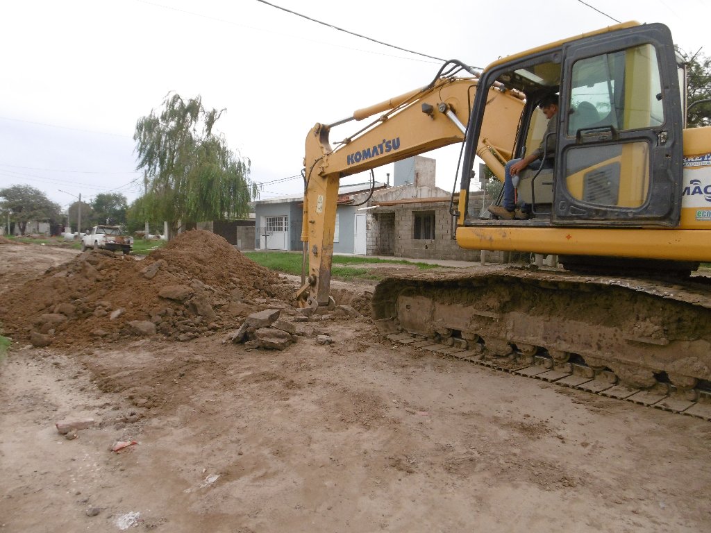 Una máquina de la  empresa que realiza obras de desagüe en Las Varillas rompió accidentalmente un a cañería de gas