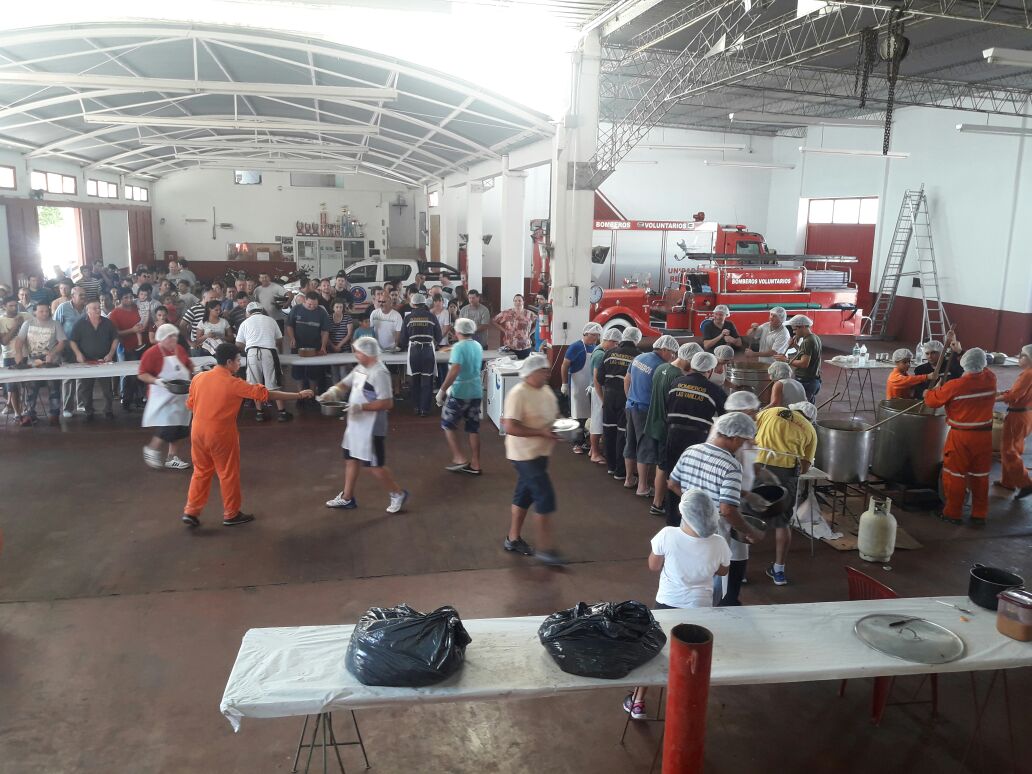 Los Bomberos de Las Varillas vendieron 2.100 porciones de locro