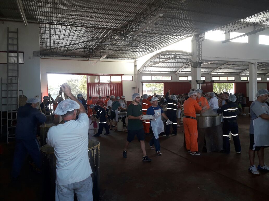 Los Bomberos de Las Varillas vendieron 2.100 porciones de locro