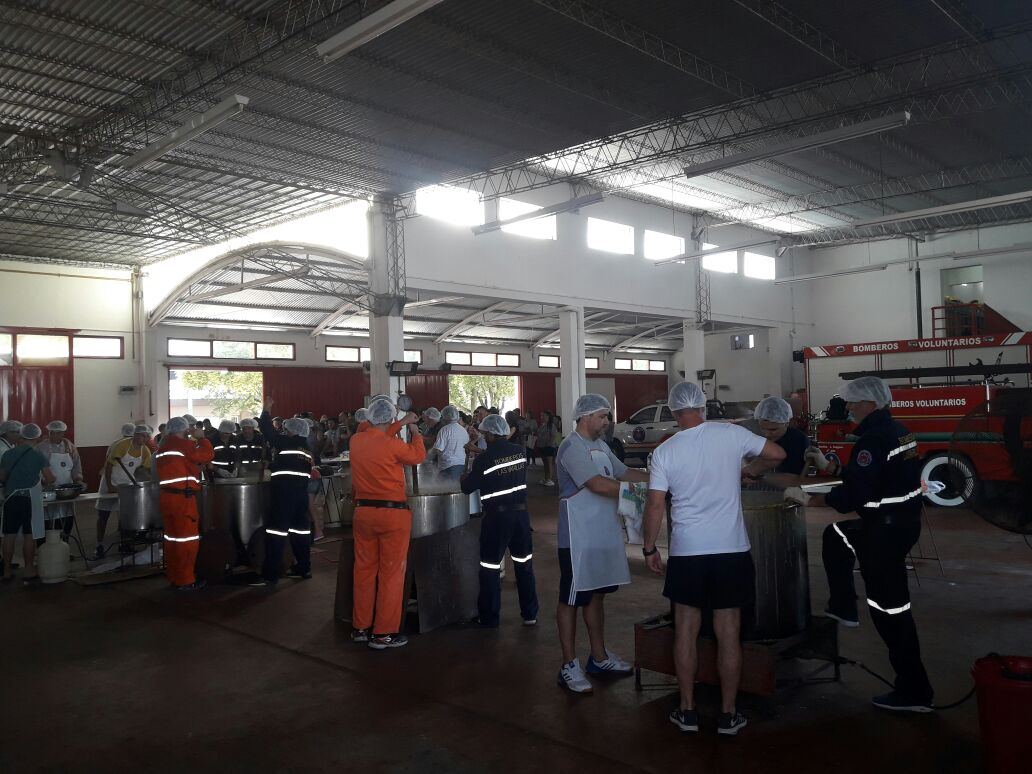 Los Bomberos de Las Varillas vendieron 2.100 porciones de locro