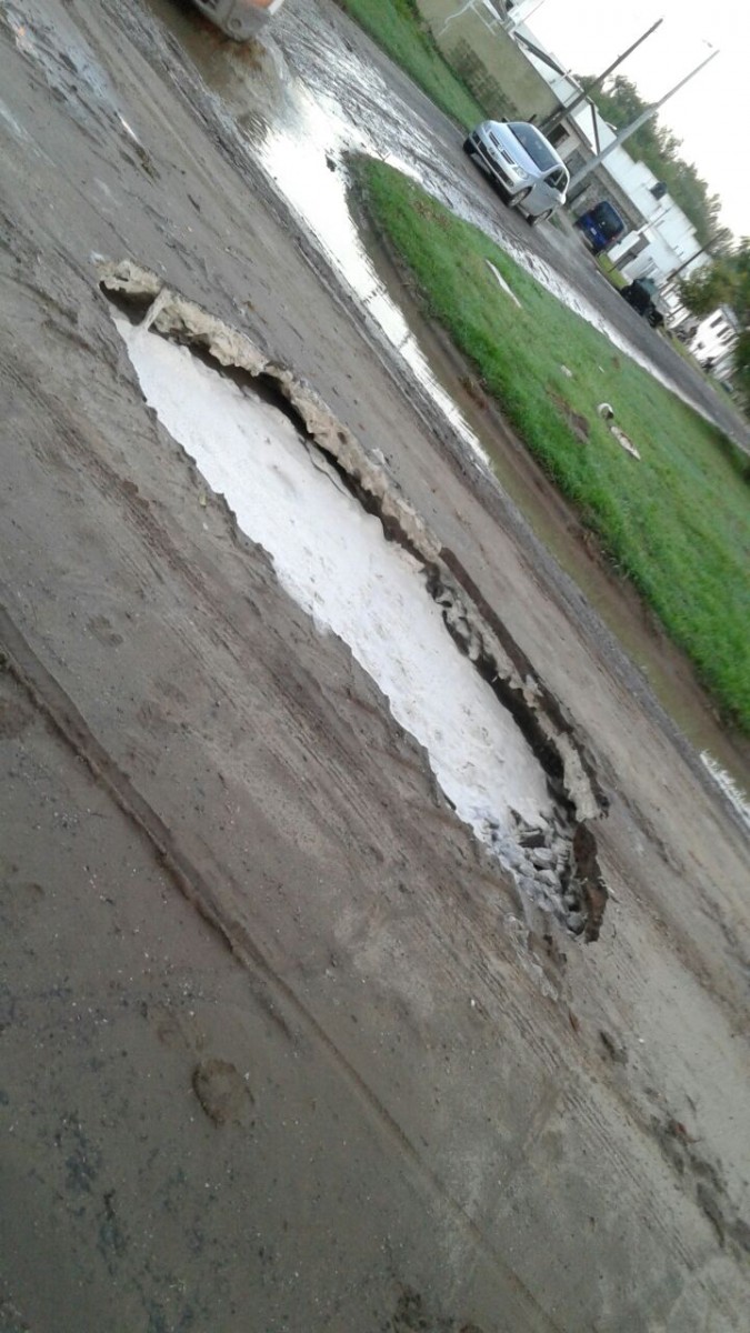 Se hundió parte de una calle durante la lluvia de anoche