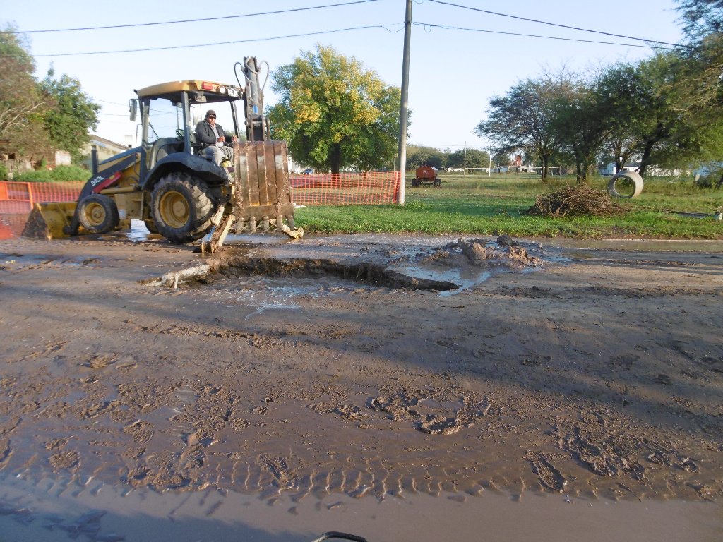 Se hundió parte de una calle durante la lluvia de anoche