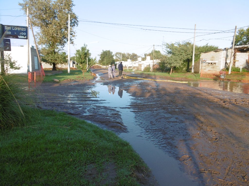 Se hundió parte de una calle durante la lluvia de anoche