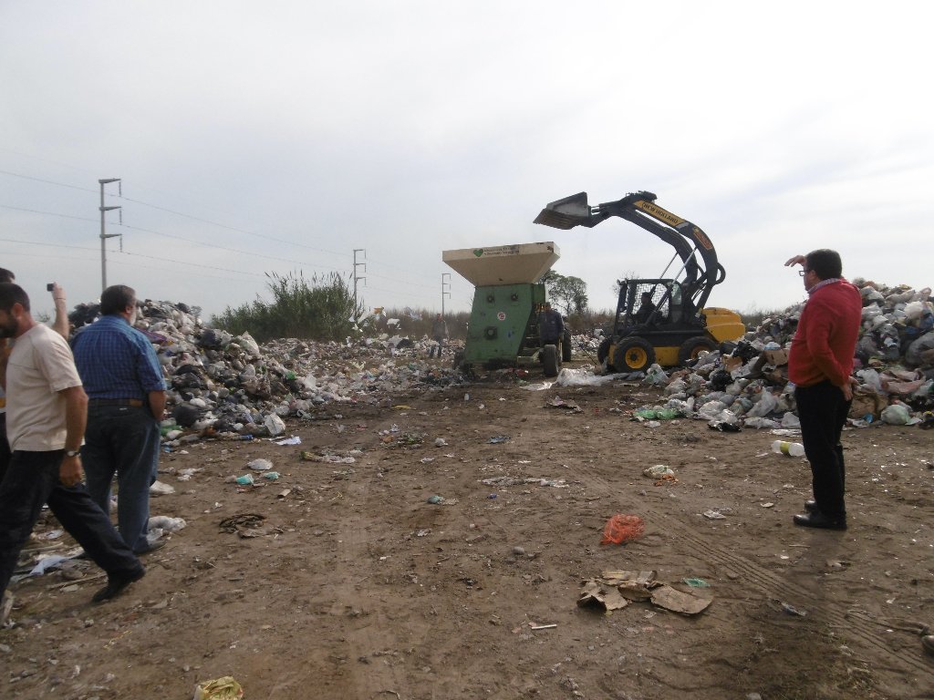 Técnicos del INTI inspeccionaron una máquina trituradora de residuos que posee la Municipalidad de Las Varillas