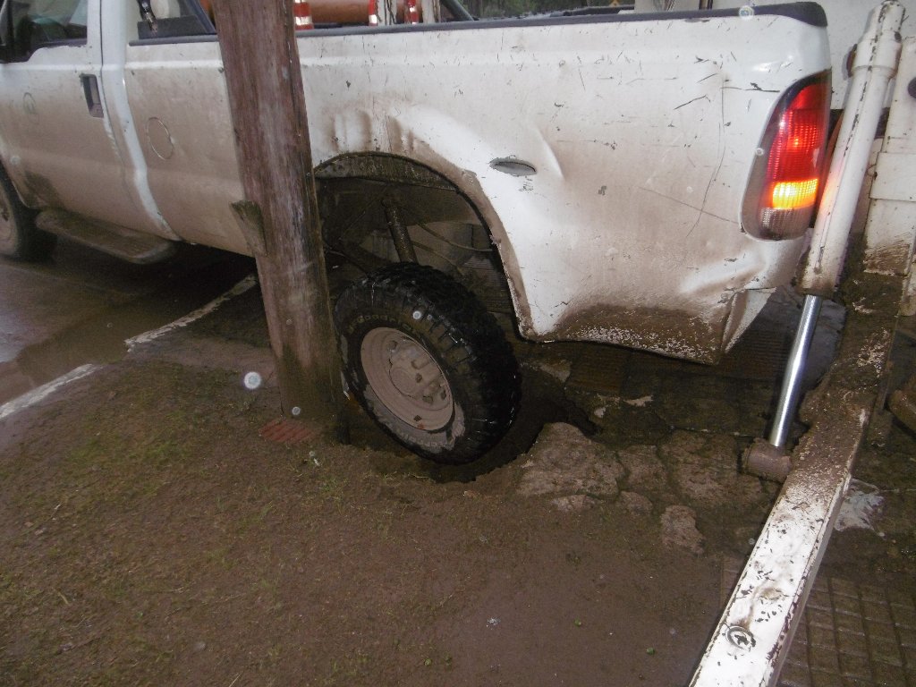 Cedió la vereda y vehículo de la Cooperativa quedó atrapado-