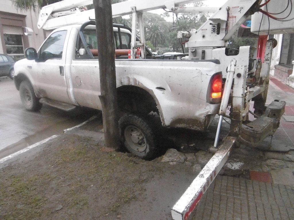 Cedió la vereda y vehículo de la Cooperativa quedó atrapado-