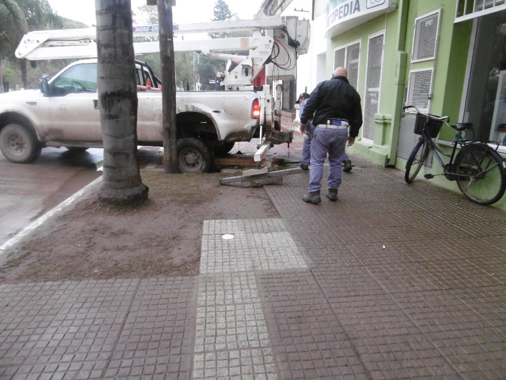 Cedió la vereda y vehículo de la Cooperativa quedó atrapado-