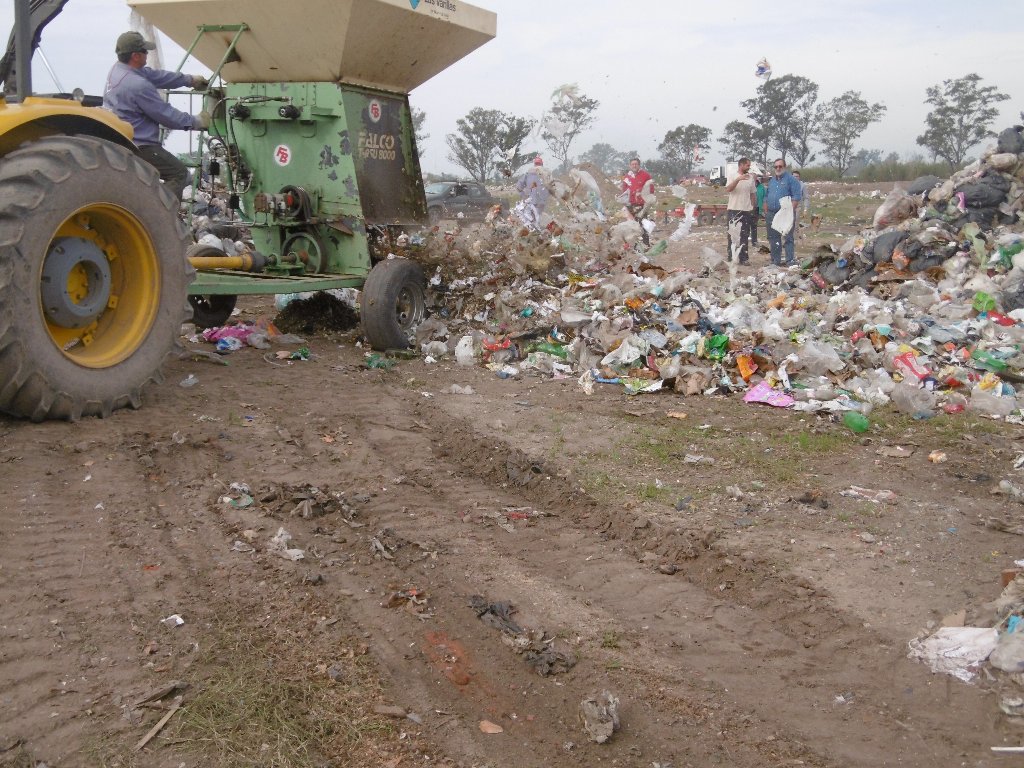 Técnicos del INTI inspeccionaron una máquina trituradora de residuos que posee la Municipalidad de Las Varillas