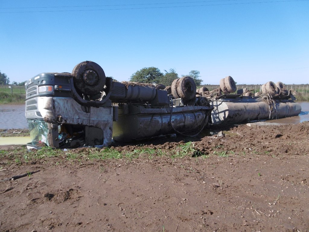 Un camión tumbó en la Ruta 158 pero su conductor sólo sufrió heridas leves