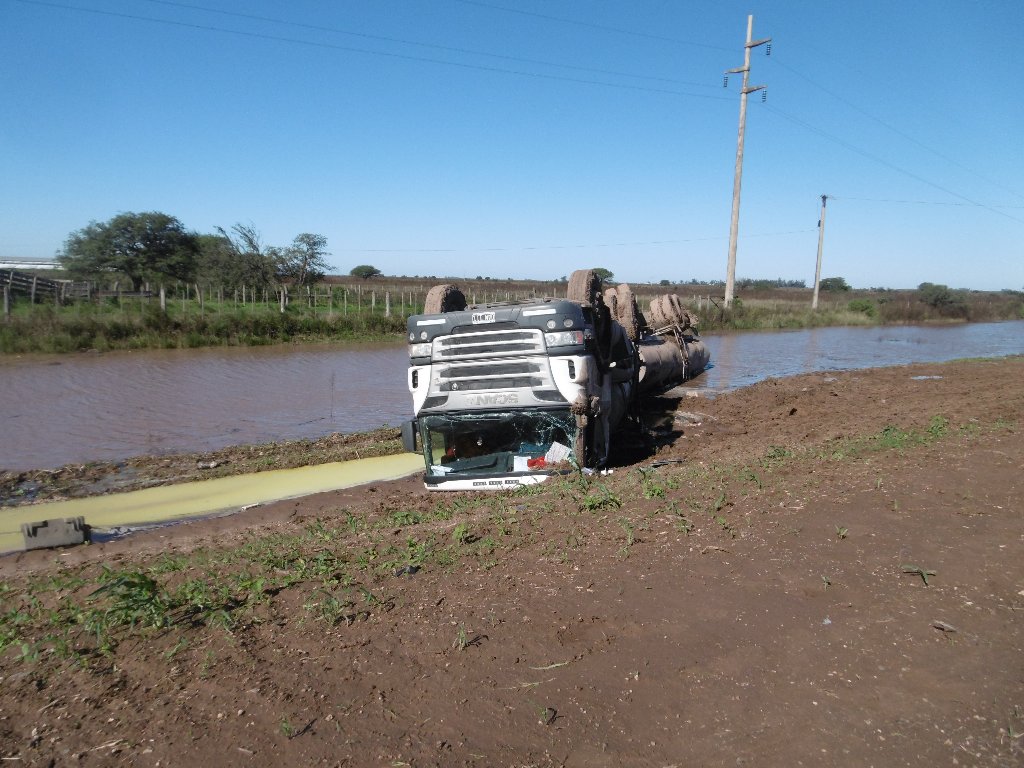 Un camión tumbó en la Ruta 158 pero su conductor sólo sufrió heridas leves