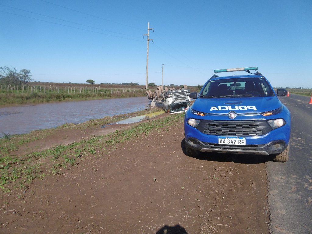 Un camión tumbó en la Ruta 158 pero su conductor sólo sufrió heridas leves