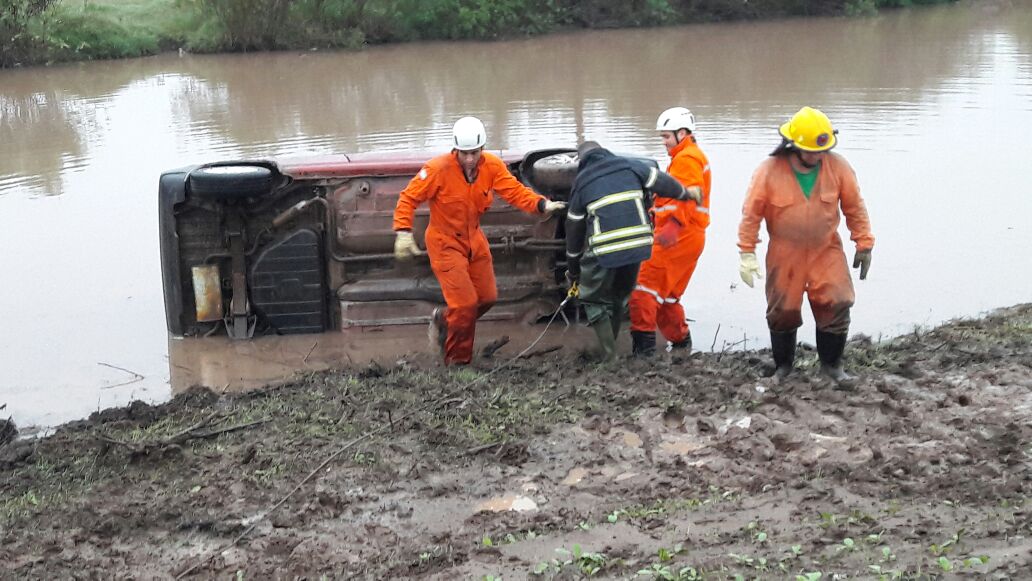 Espectacular vuelco de un auto a la altura del Circuito Cooperativo. Sólo lesiones