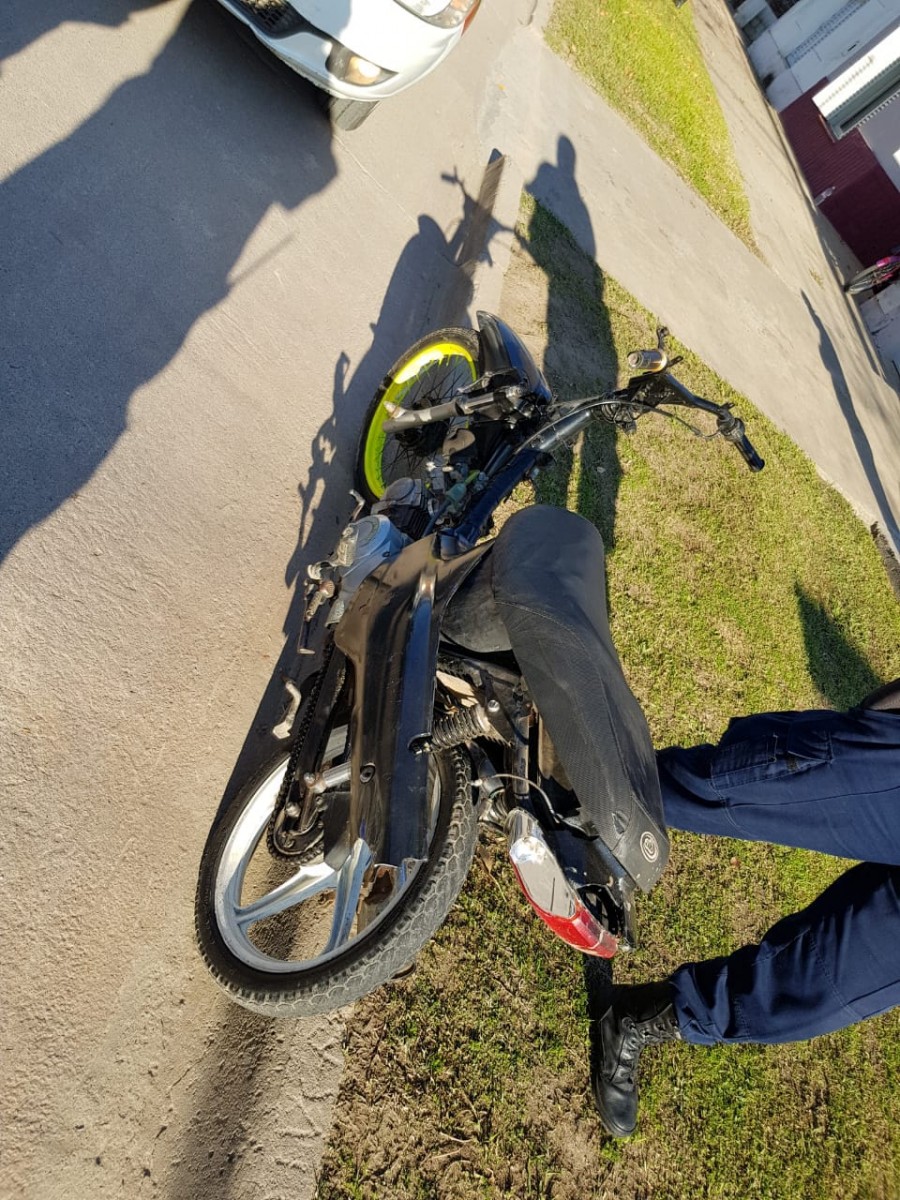 El clásico choque auto-moto dejó un conductor con serias lesiones