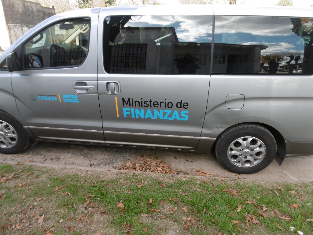 El Ministro de Finanzas entregó plataformas de Ciudadano Digital Express en El Arañado