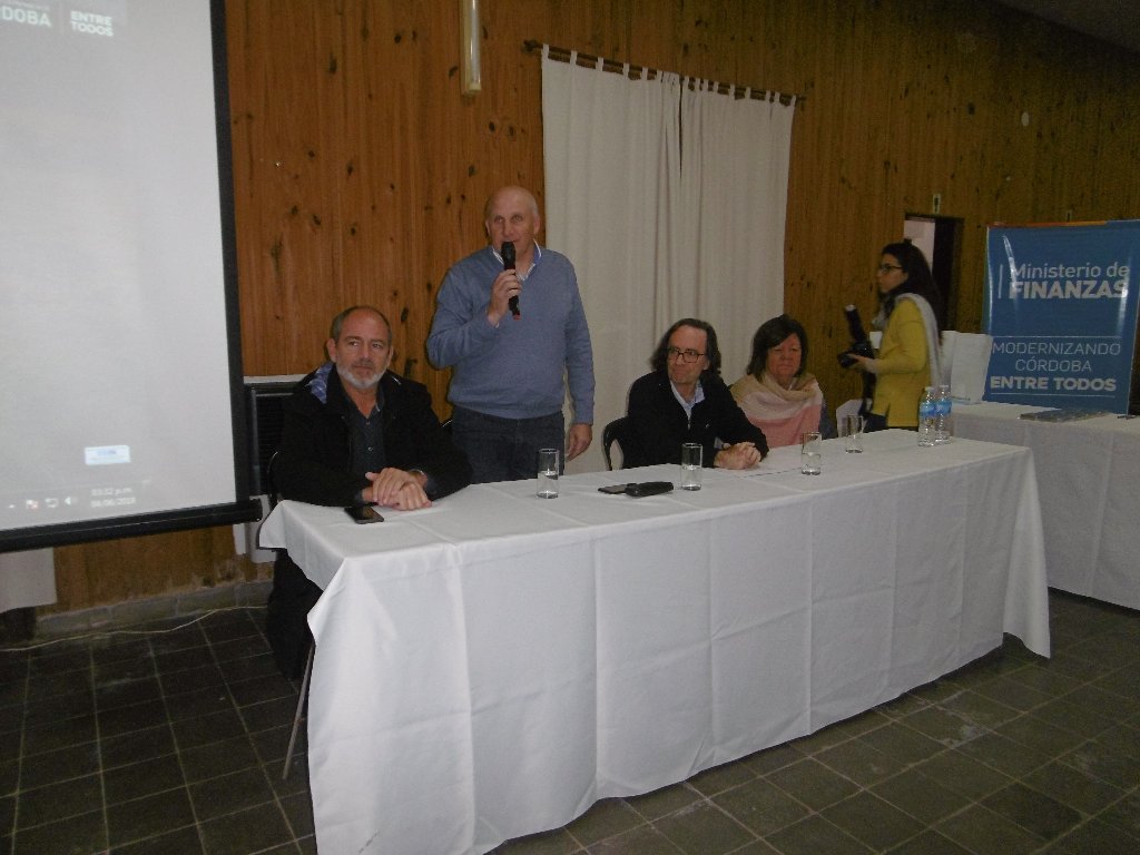 El Ministro de Finanzas entregó plataformas de Ciudadano Digital Express en El Arañado