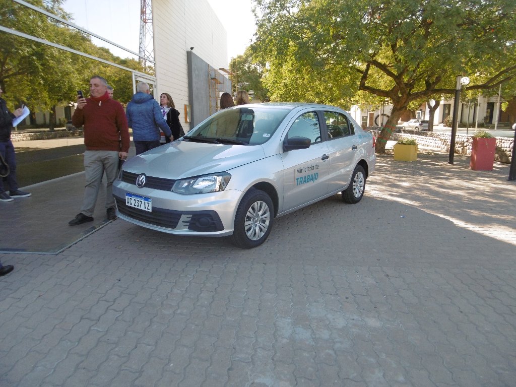 El Ministro de Trabajo, entregó un automóvil a la delegación local de la Cartera Laboral