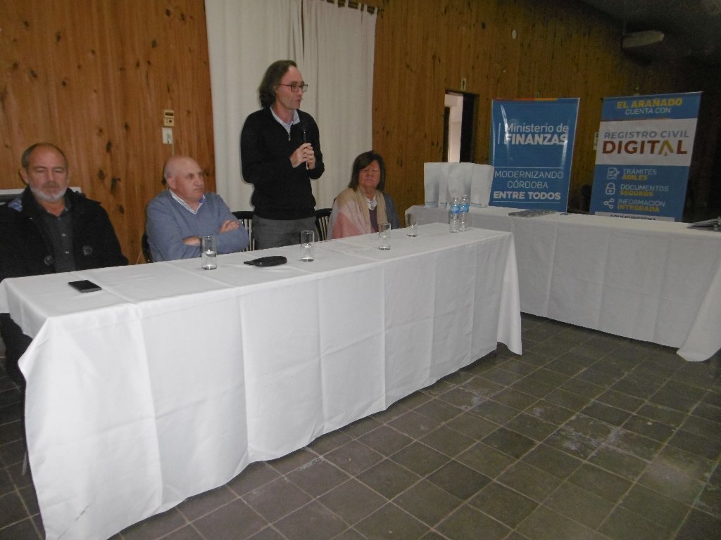 El Ministro de Finanzas entregó plataformas de Ciudadano Digital Express en El Arañado