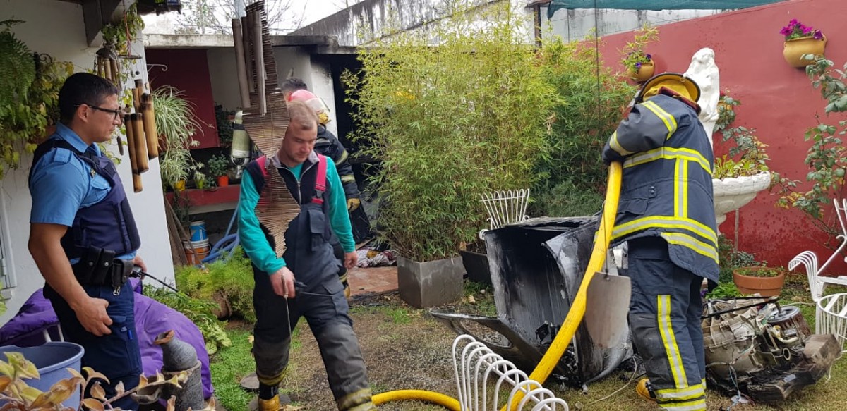 Ardieron  electrodomésticos en una casa de  calle Italia