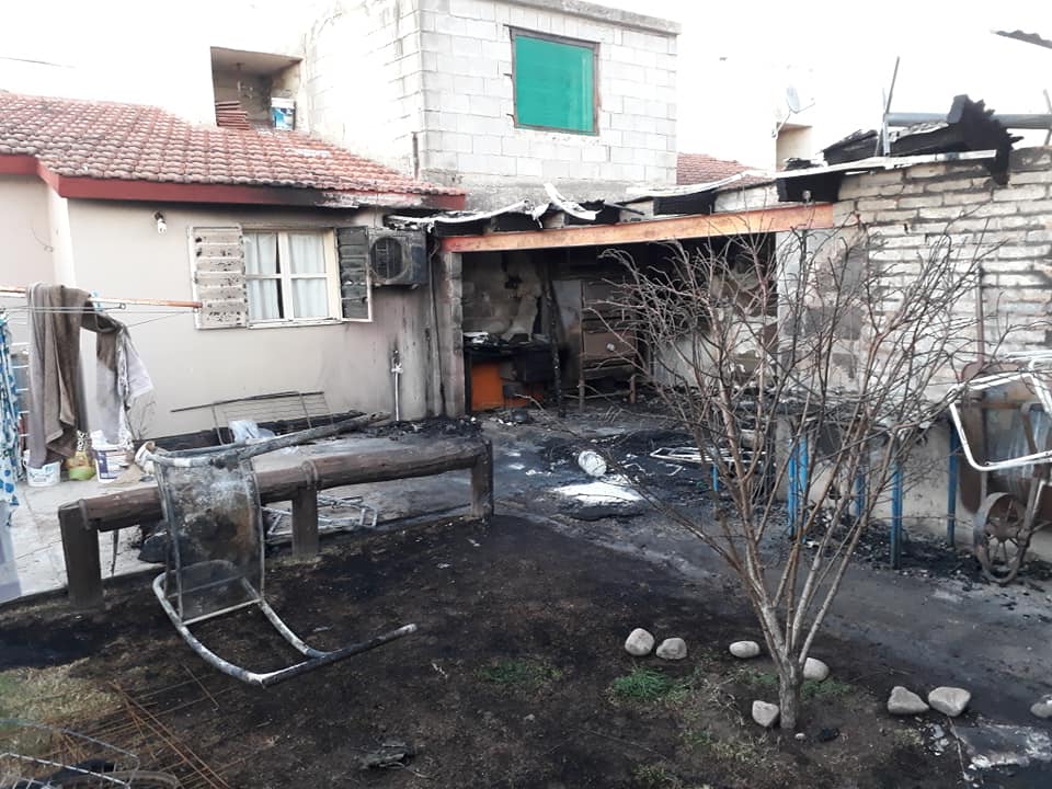 Un incendio destruyó totalmente un quincho  y un  galpón