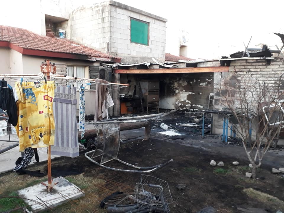 Un incendio destruyó totalmente un quincho  y un  galpón