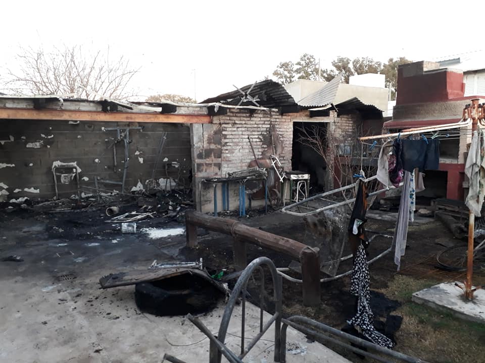 Un incendio destruyó totalmente un quincho  y un  galpón