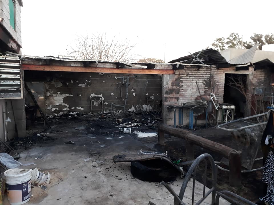 Un incendio destruyó totalmente un quincho  y un  galpón