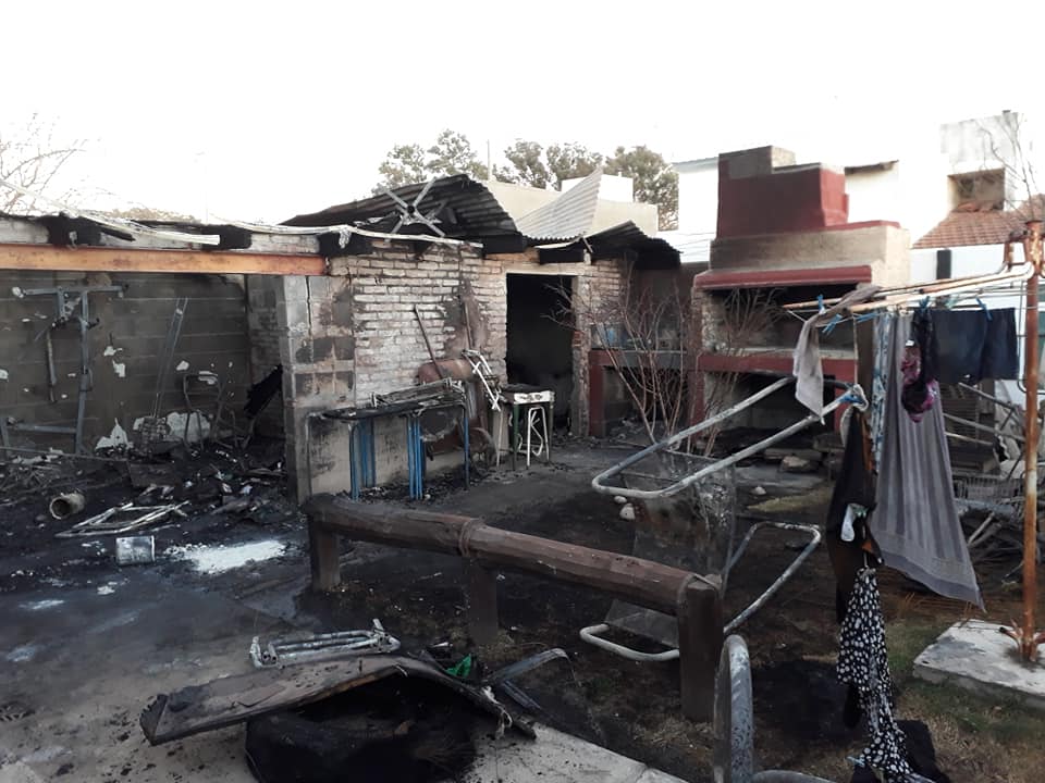 Un incendio destruyó totalmente un quincho  y un  galpón