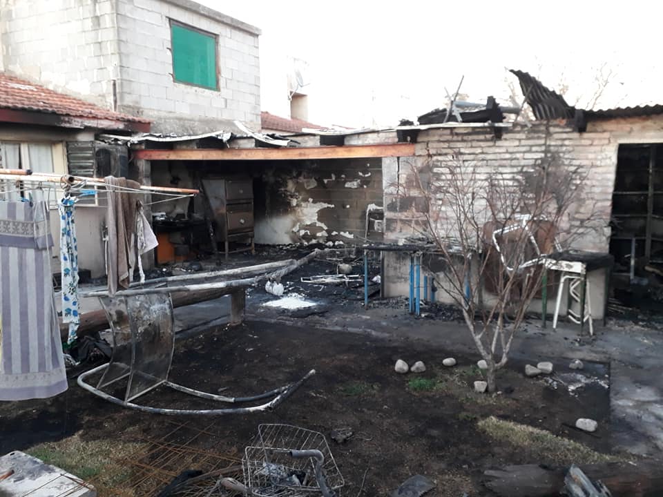 Un incendio destruyó totalmente un quincho  y un  galpón