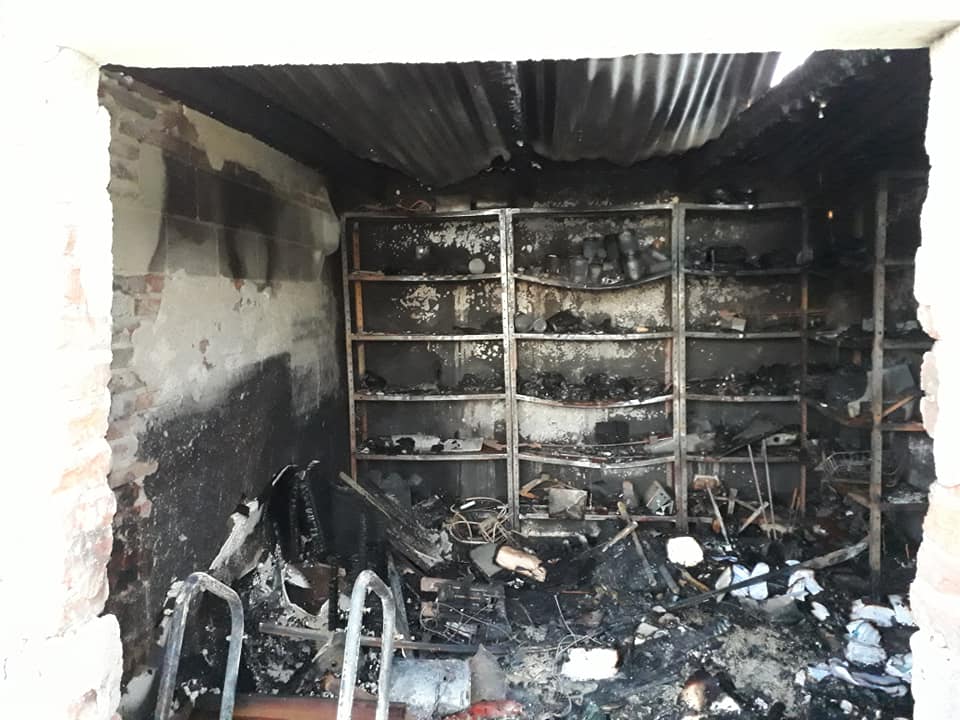 Un incendio destruyó totalmente un quincho  y un  galpón