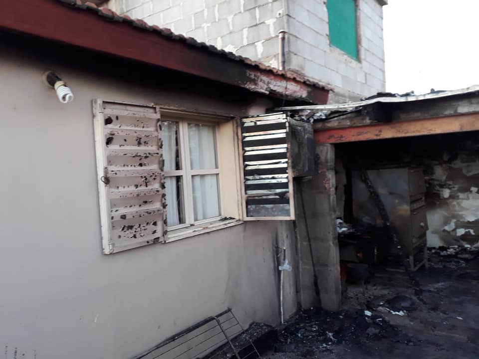 Un incendio destruyó totalmente un quincho  y un  galpón
