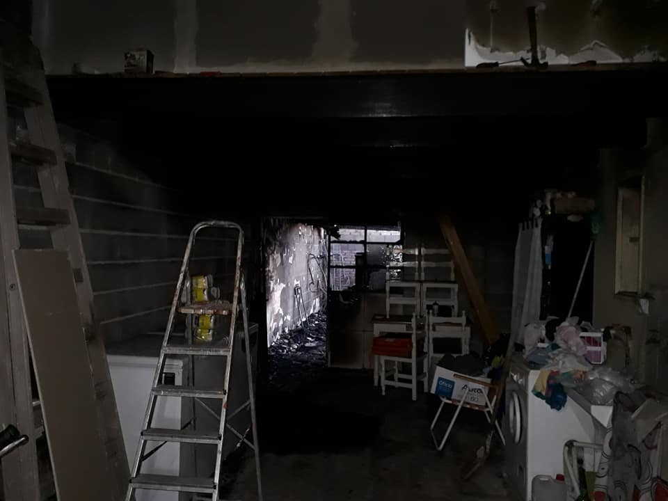 Un incendio destruyó totalmente un quincho  y un  galpón