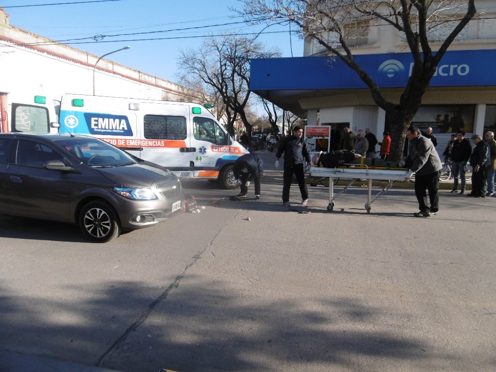 Un auto embistió a un  ciclista en Avellaneda y General Roca