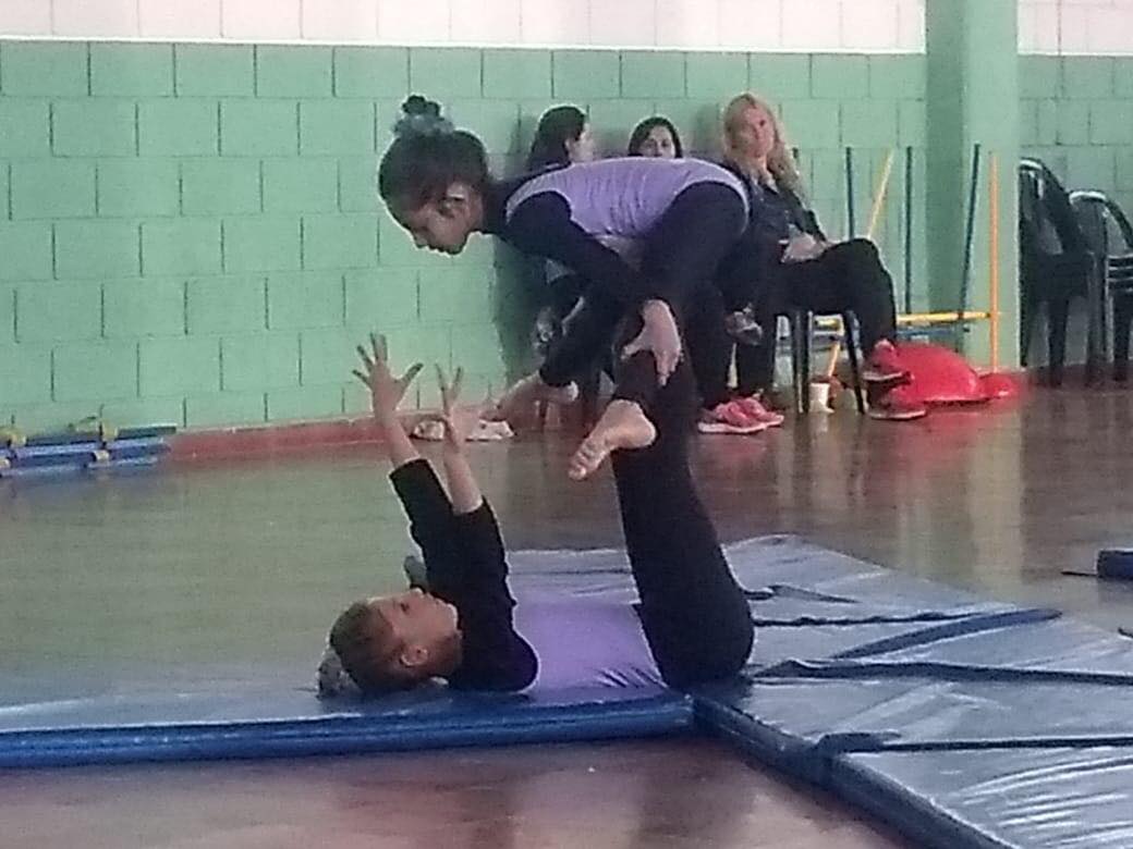 Buen desempeño de gimnastas locales en un torneo de Oliva