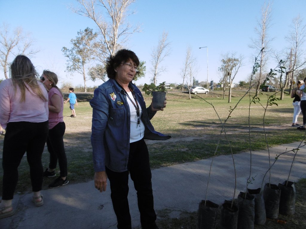 Entrega de mascotas y plantas en el Paseo del Caminante