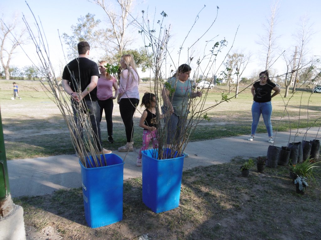 Entrega de mascotas y plantas en el Paseo del Caminante
