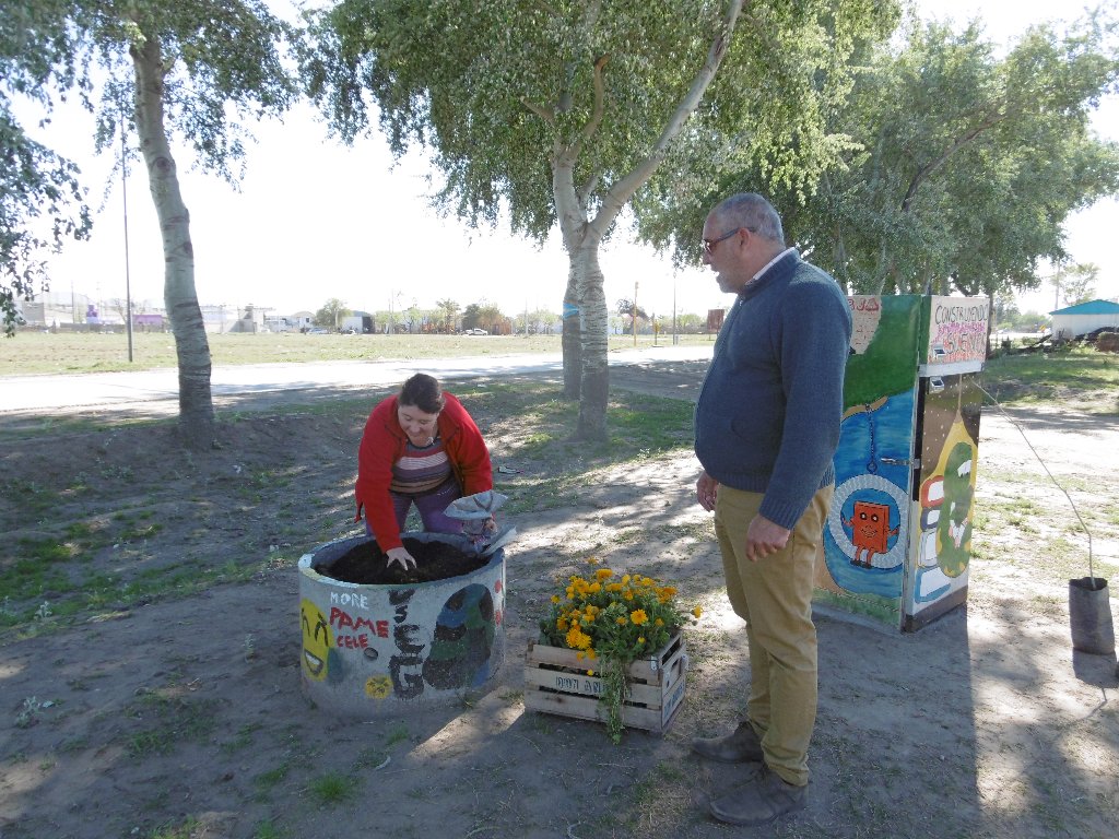 Ambiente entregó  árboles, flores y semillas en el Barrio Alfonsín