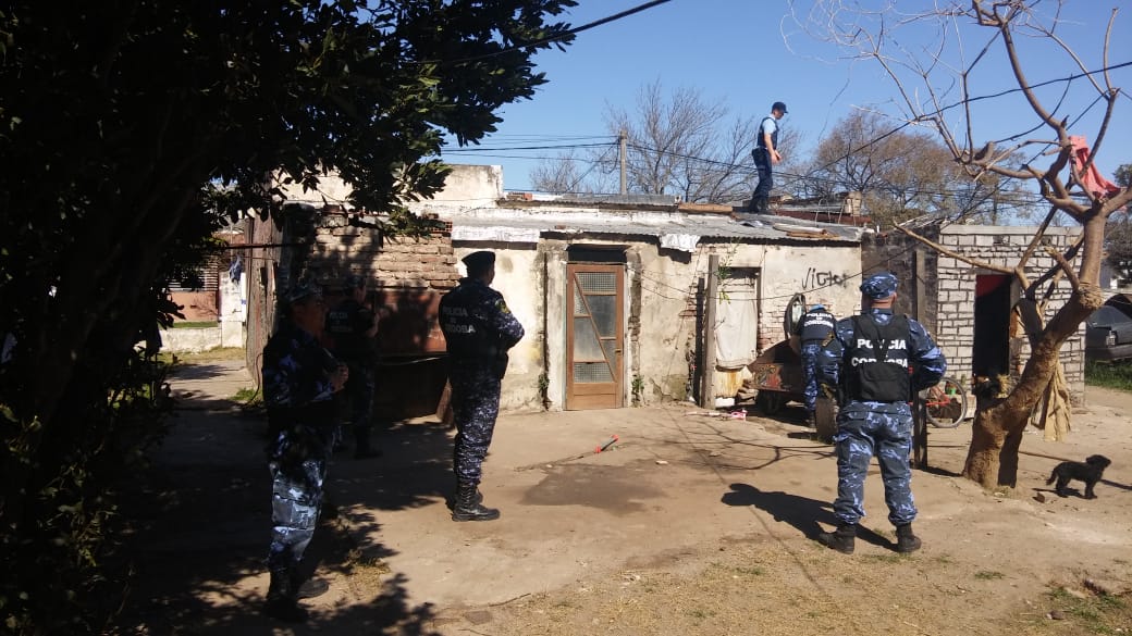 Dos allanamientos, un detenido y secuestro de material robado